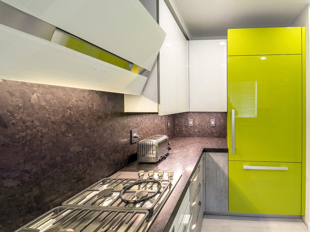 Imagen de cocinas en U actual de tamaño medio cerrado con armarios con paneles lisos, puertas de armario verdes, salpicadero beige y electrodomésticos blancos