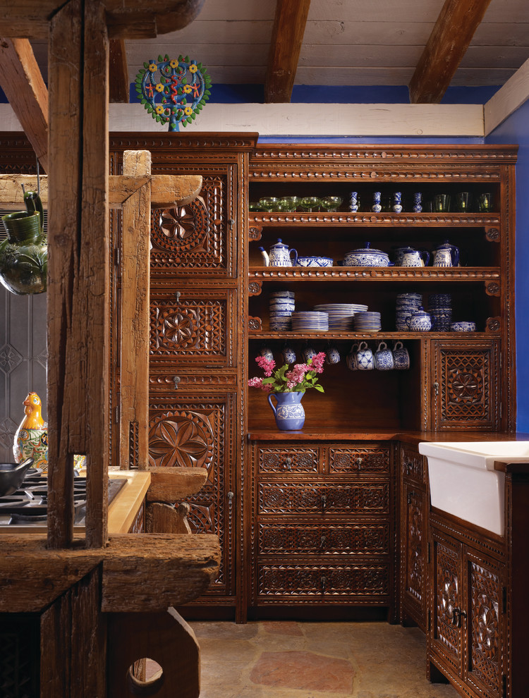Foto de cocina de estilo americano con fregadero sobremueble, puertas de armario con efecto envejecido y una isla