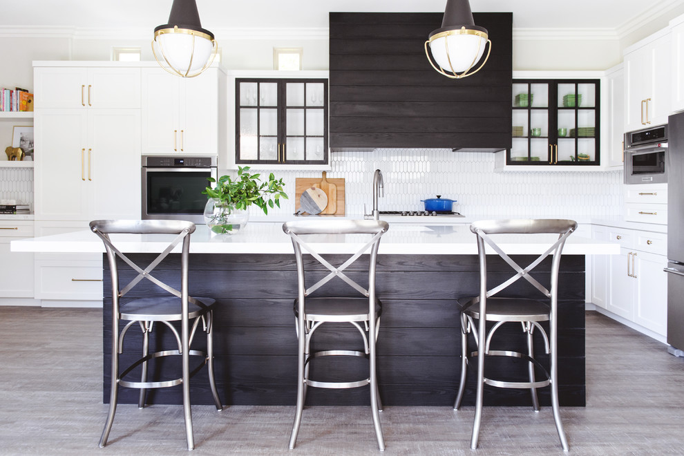Nordische Küche in L-Form mit Unterbauwaschbecken, Schrankfronten im Shaker-Stil, weißen Schränken, Küchenrückwand in Weiß, Küchengeräten aus Edelstahl, Kücheninsel, grauem Boden und weißer Arbeitsplatte in San Diego