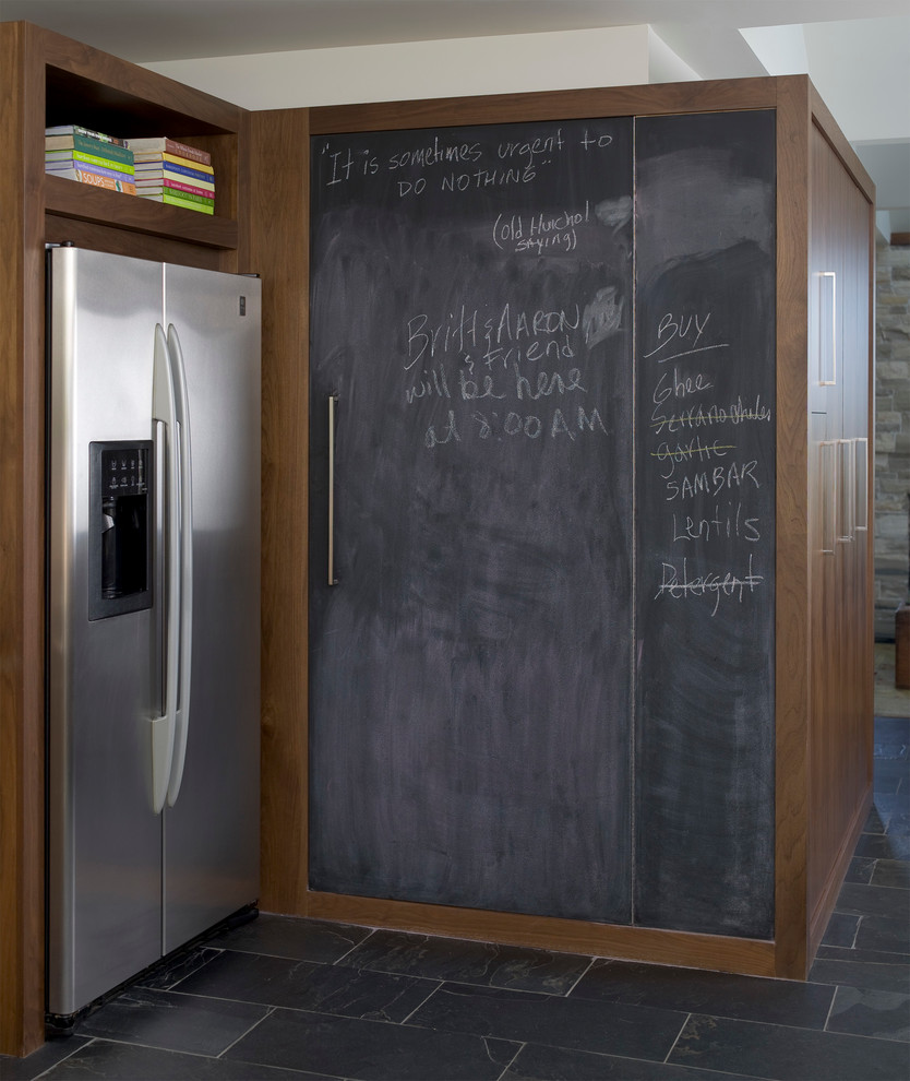 Exempel på ett mellanstort modernt kök med öppen planlösning, med rostfria vitvaror, en undermonterad diskho, släta luckor, skåp i mellenmörkt trä, bänkskiva i kvartsit, skiffergolv och grått golv