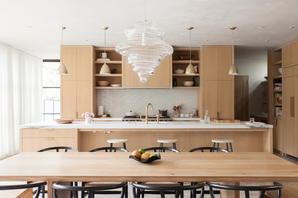 Esempio di una cucina scandinava con ante lisce, ante in legno chiaro, paraspruzzi bianco, paraspruzzi con piastrelle in ceramica e elettrodomestici da incasso