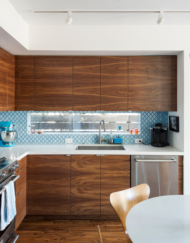 Immagine di una cucina stile marinaro con lavello da incasso, ante in legno scuro, pavimento in legno massello medio e pavimento marrone