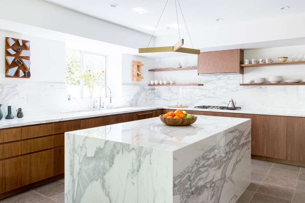 Bild på ett stort funkis kök, med en undermonterad diskho, släta luckor, bruna skåp, marmorbänkskiva, vitt stänkskydd, stänkskydd i marmor, integrerade vitvaror, klinkergolv i keramik, en köksö och grått golv