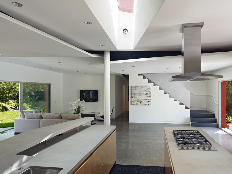 Foto di una cucina parallela moderna con ante lisce, pavimento in cemento, 2 o più isole, pavimento grigio e top grigio