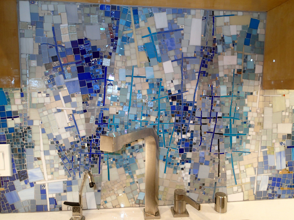 Esempio di una cucina contemporanea con lavello a doppia vasca, ante lisce, ante in legno chiaro, top in marmo, paraspruzzi blu e elettrodomestici in acciaio inossidabile
