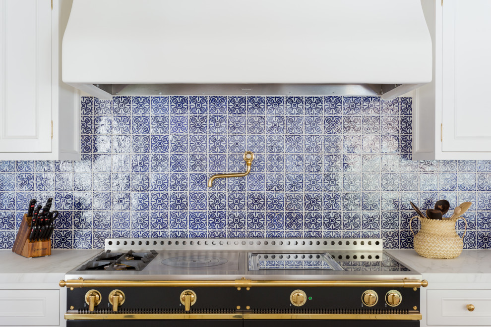 Inspiration för ett mellanstort medelhavsstil vit vitt kök, med släta luckor, vita skåp, marmorbänkskiva, blått stänkskydd, stänkskydd i keramik, klinkergolv i terrakotta och rött golv