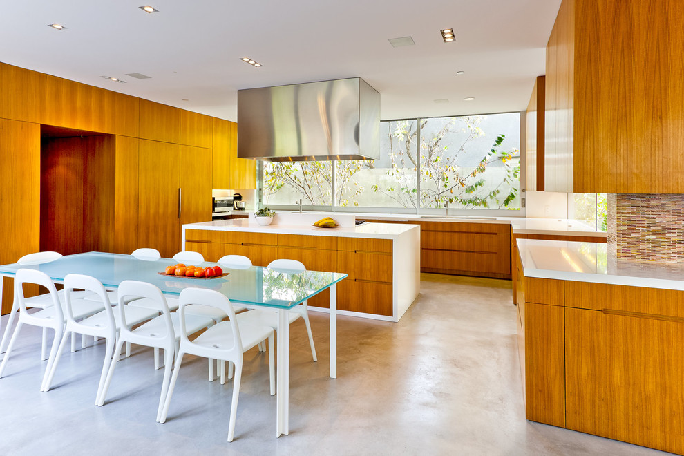 Bild på ett stort funkis kök, med en undermonterad diskho, släta luckor, skåp i mellenmörkt trä, bänkskiva i kvarts, flerfärgad stänkskydd, stänkskydd i mosaik, rostfria vitvaror, betonggolv och en köksö