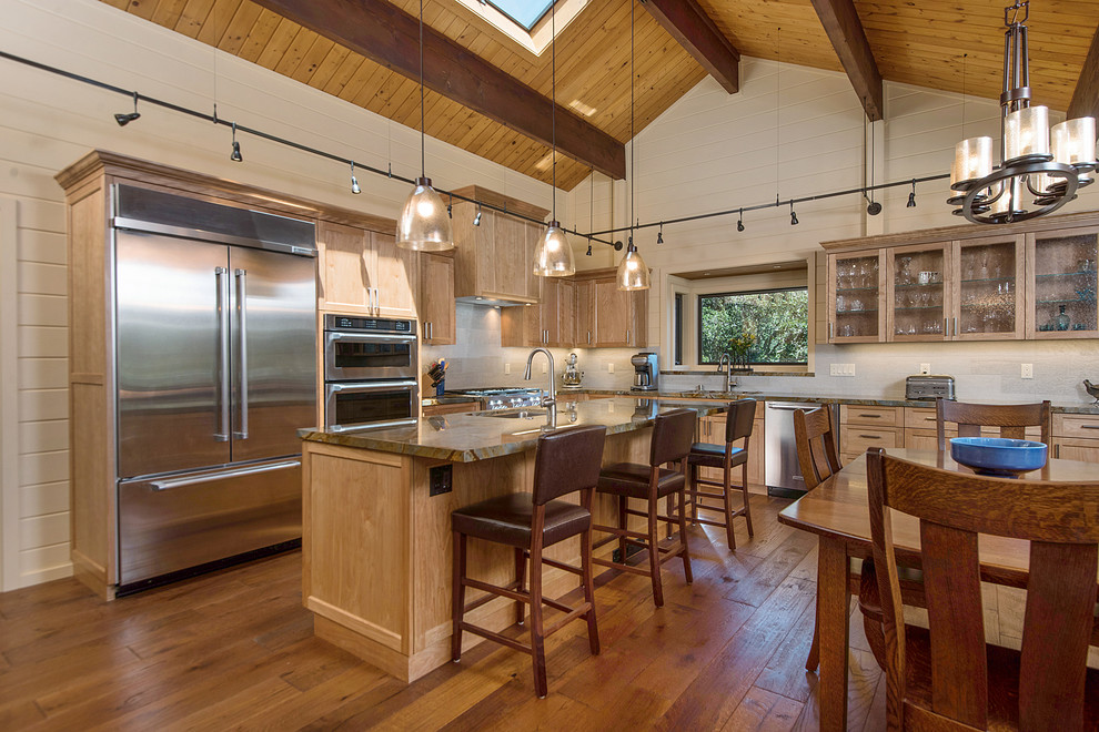 Immagine di una cucina stile rurale con lavello sottopiano, ante in stile shaker, ante in legno scuro, elettrodomestici in acciaio inossidabile e pavimento in legno massello medio