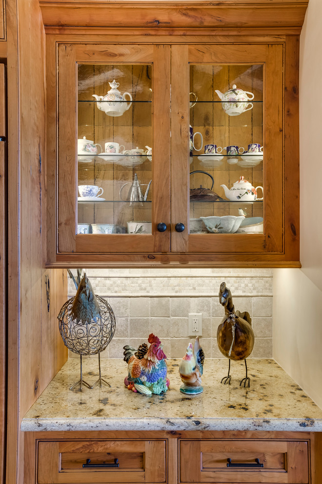 サンタバーバラにある高級な小さなサンタフェスタイルのおしゃれなキッチン (ガラス扉のキャビネット、中間色木目調キャビネット) の写真