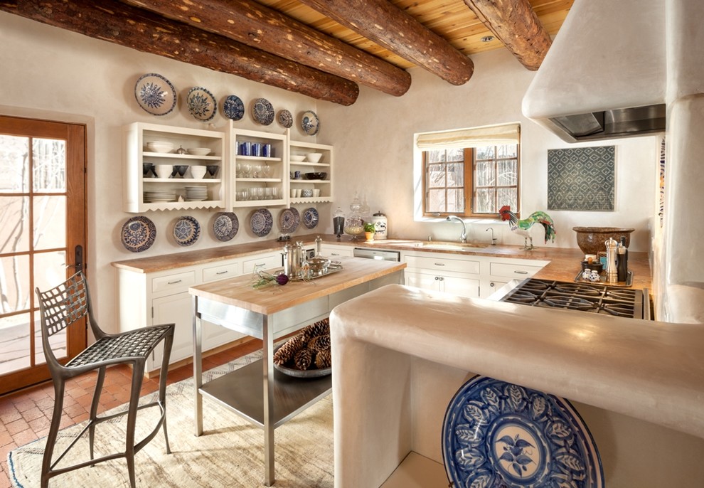 Mediterrane Küche in U-Form mit offenen Schränken, weißen Schränken und Kücheninsel in Albuquerque