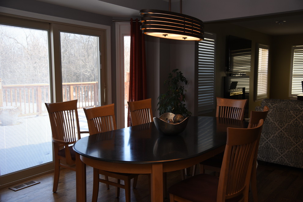 Immagine di una sala da pranzo aperta verso la cucina tradizionale di medie dimensioni con pavimento in legno massello medio