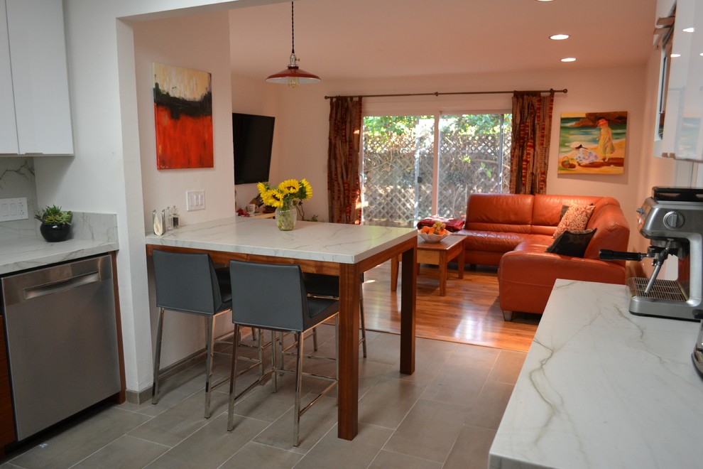 Exempel på ett mellanstort modernt vit vitt kök, med en undermonterad diskho, släta luckor, skåp i mellenmörkt trä, granitbänkskiva, vitt stänkskydd, stänkskydd i sten, rostfria vitvaror, klinkergolv i keramik och grått golv