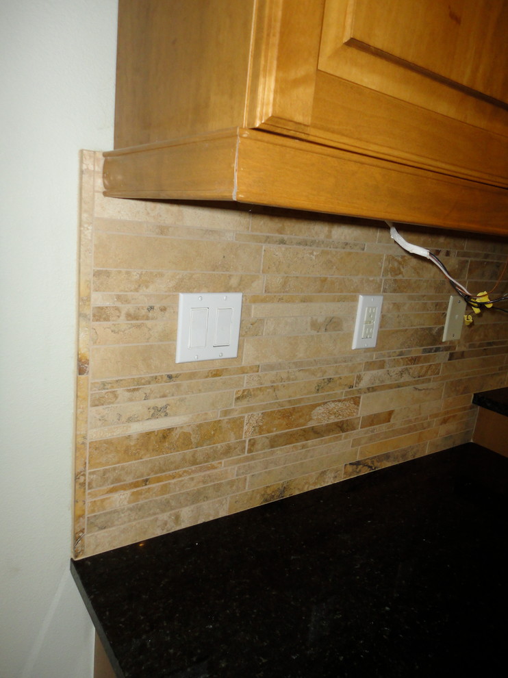 Idéer för ett modernt kök, med en köksö, luckor med upphöjd panel, skåp i mellenmörkt trä, granitbänkskiva, beige stänkskydd, stänkskydd i stenkakel, rostfria vitvaror och klinkergolv i porslin