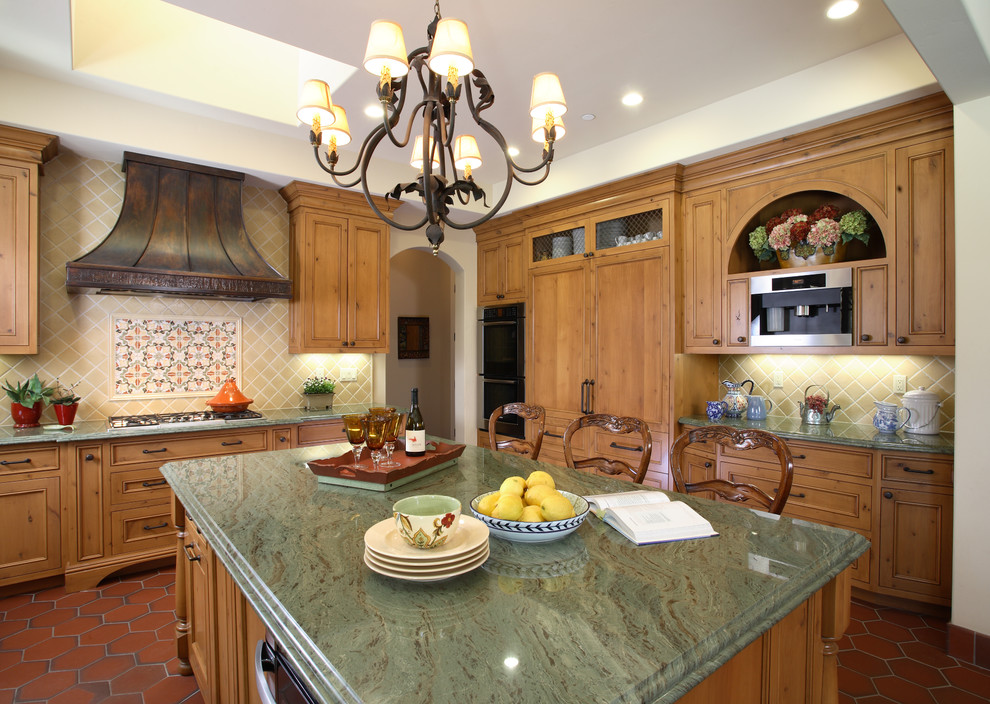 Источник вдохновения для домашнего уюта: кухня в классическом стиле с гранитной столешницей и зеленой столешницей