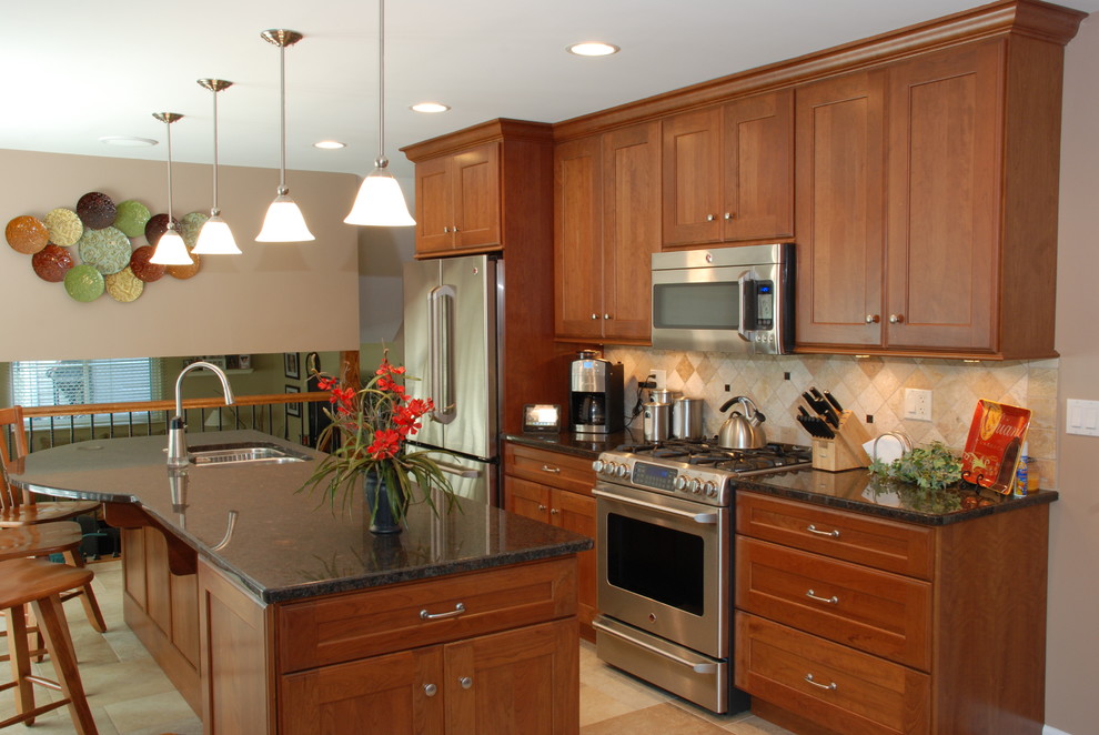 Esempio di una cucina american style di medie dimensioni con lavello sottopiano, ante lisce, ante in legno scuro, top in granito e elettrodomestici in acciaio inossidabile