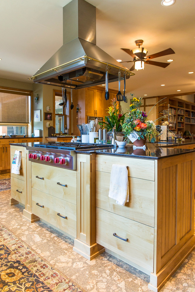 Ejemplo de cocinas en U rústico grande abierto con armarios estilo shaker, puertas de armario de madera clara y una isla