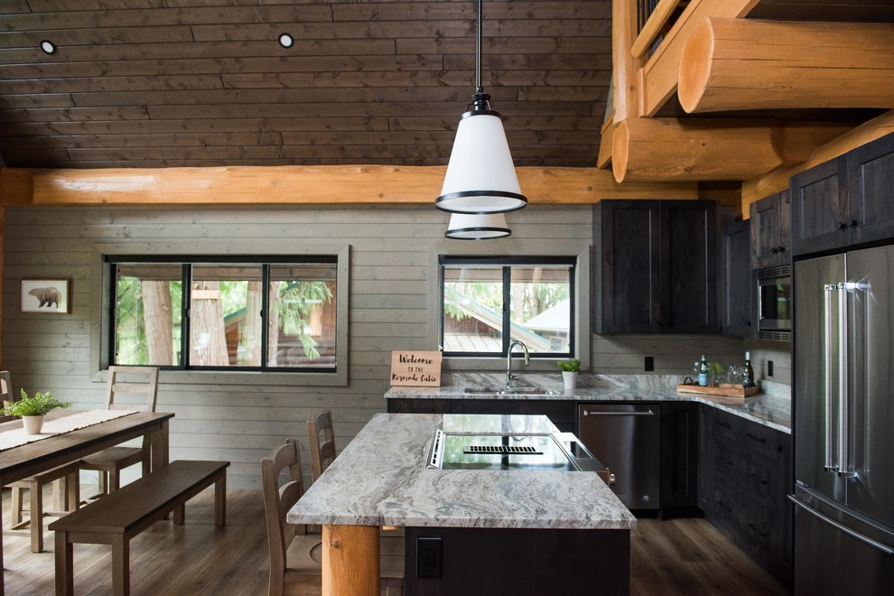 Idéer för att renovera ett rustikt grå grått kök, med en undermonterad diskho, skåp i shakerstil, skåp i mörkt trä, stänkskydd i trä, rostfria vitvaror, mörkt trägolv, en köksö och brunt golv