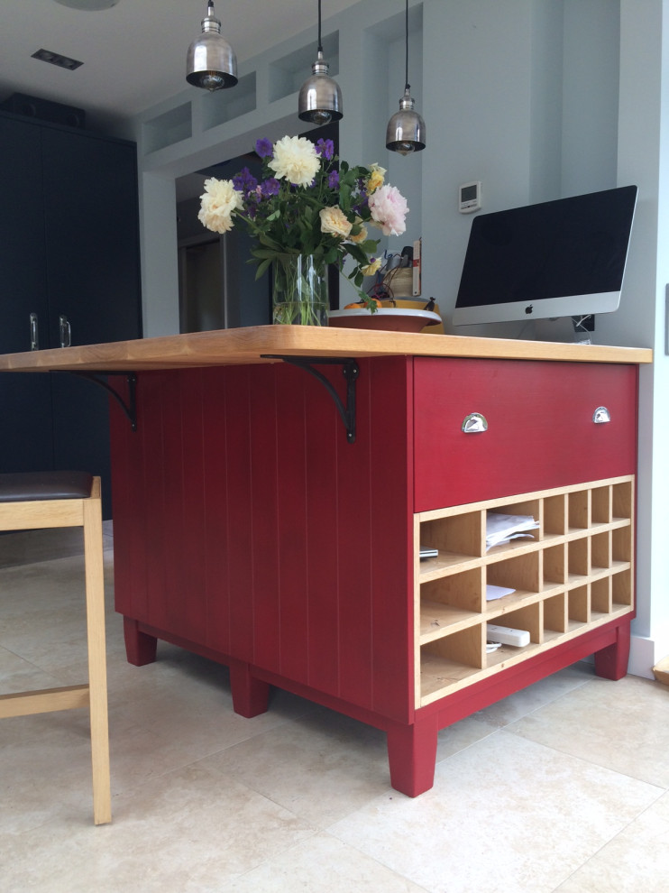 Foto de cocina comedor moderna pequeña con armarios con paneles lisos, puertas de armario rojas, encimera de madera y una isla