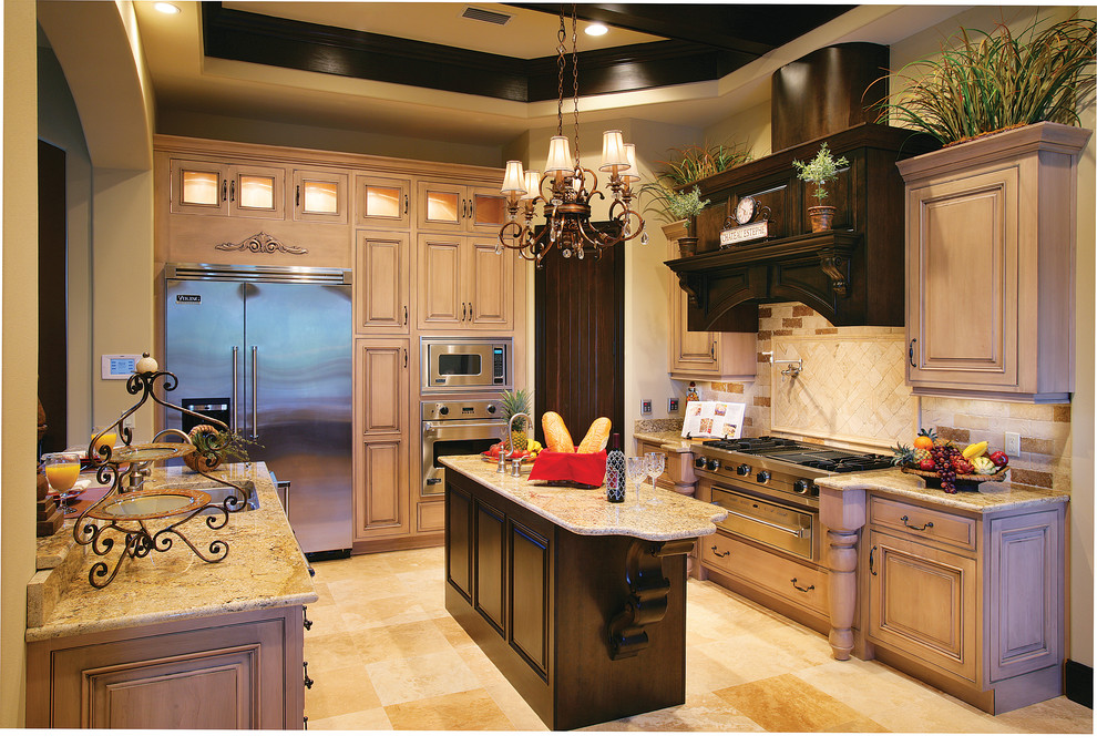 Exempel på ett stort medelhavsstil kök, med en undermonterad diskho, luckor med upphöjd panel, skåp i mellenmörkt trä, granitbänkskiva, beige stänkskydd, stänkskydd i stenkakel, rostfria vitvaror, travertin golv och en köksö