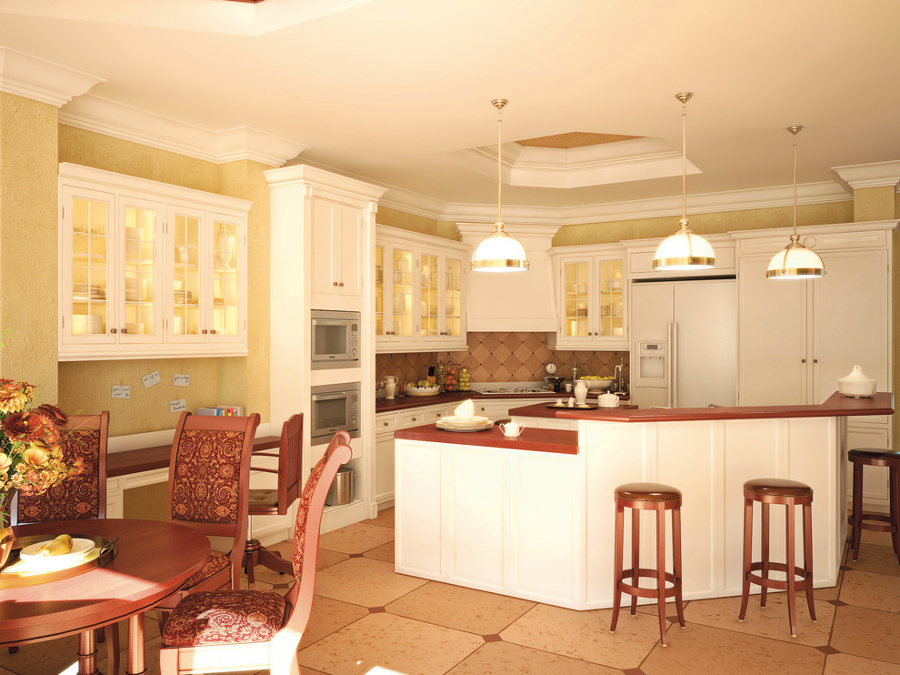 Bild på ett stort lantligt kök, med en undermonterad diskho, skåp i shakerstil, vita skåp, bänkskiva i koppar, beige stänkskydd, stänkskydd i keramik, rostfria vitvaror, klinkergolv i keramik och en köksö