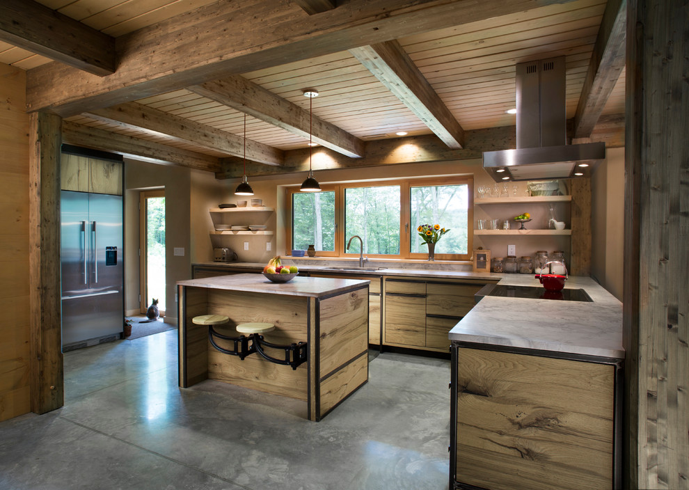 Rustikale Küche mit Unterbauwaschbecken, offenen Schränken, Rückwand-Fenster, Betonboden, Kücheninsel und grauem Boden in Bridgeport