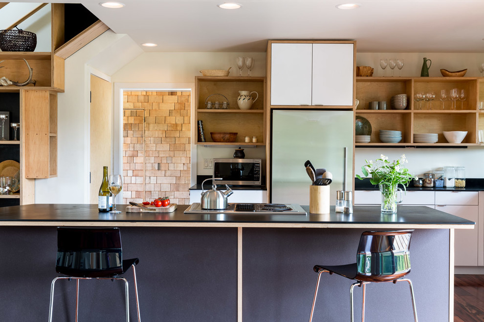 Urige Küche mit offenen Schränken, Küchengeräten aus Edelstahl und Kücheninsel in Seattle
