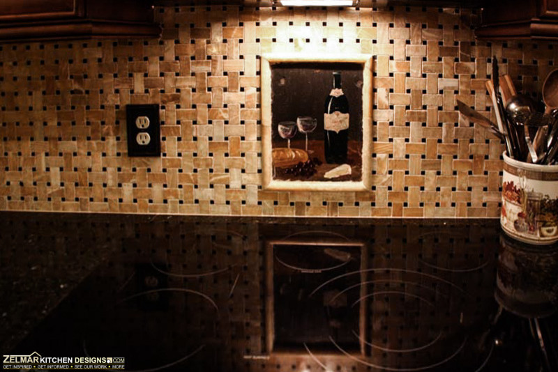 Foto di una cucina tradizionale di medie dimensioni con lavello sottopiano, ante con bugna sagomata, ante in legno bruno, top in granito, paraspruzzi multicolore, pavimento in travertino e penisola