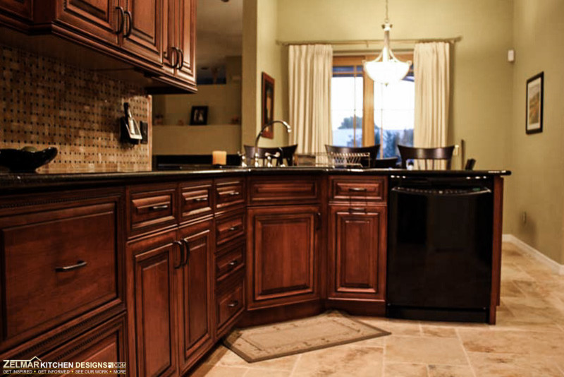 Foto di una cucina classica di medie dimensioni con lavello sottopiano, ante con bugna sagomata, ante in legno bruno, top in granito, paraspruzzi multicolore, pavimento in travertino e penisola