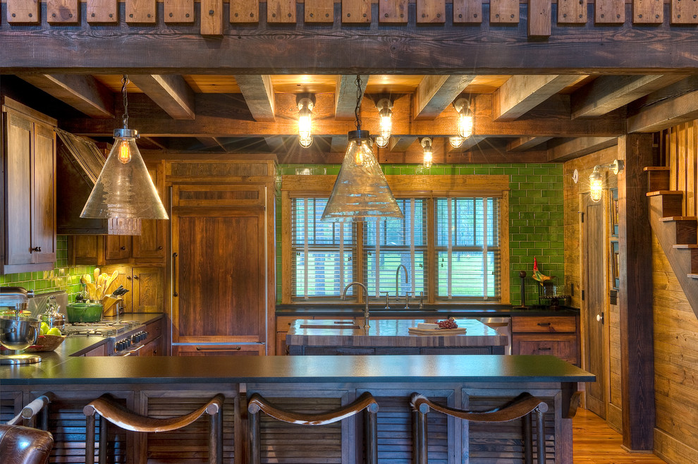 Стильный дизайн: угловая кухня в стиле кантри с обеденным столом, темными деревянными фасадами, зеленым фартуком, фартуком из плитки кабанчик, техникой под мебельный фасад и двумя и более островами - последний тренд