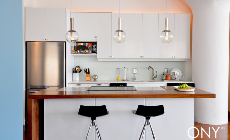 Esempio di una cucina moderna di medie dimensioni con lavello sottopiano, ante lisce, ante bianche, top in legno, paraspruzzi con piastrelle di vetro, elettrodomestici in acciaio inossidabile e parquet scuro