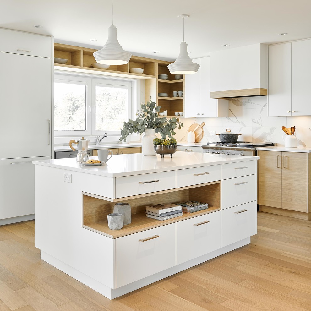 Bild på ett mellanstort minimalistiskt vit vitt l-kök, med släta luckor, vita skåp, bänkskiva i kvartsit, vitt stänkskydd, rostfria vitvaror, ljust trägolv, en köksö, stänkskydd i sten och beiget golv
