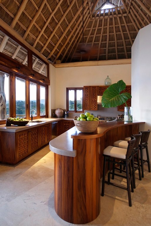 На фото: кухня в морском стиле с обеденным столом, врезной мойкой, столешницей из бетона и островом с