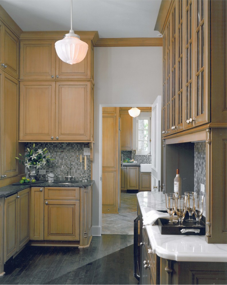 Design ideas for a classic kitchen in Milwaukee.