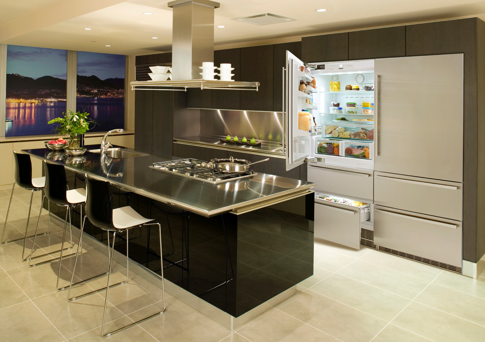 Inspiration for a modern kitchen in Miami.