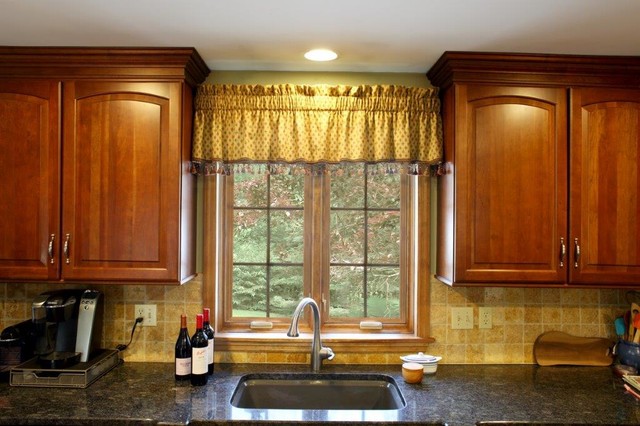 Scalloped Box Valance - Traditional - Kitchen - New York ...