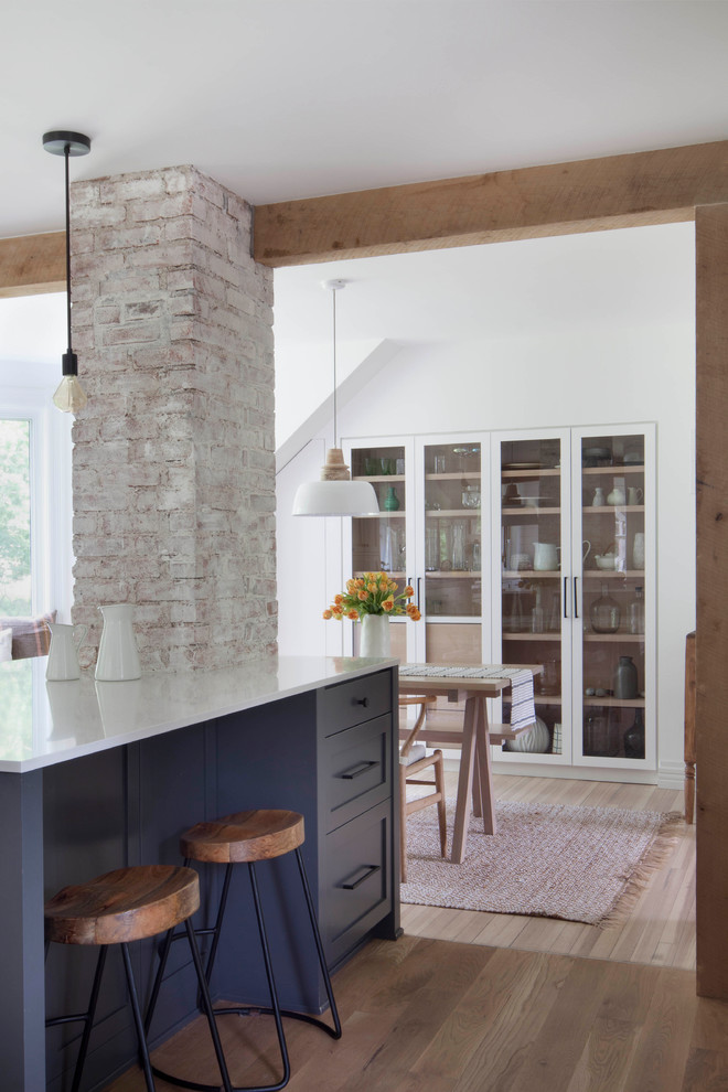 Kitchen - cottage kitchen idea in New York