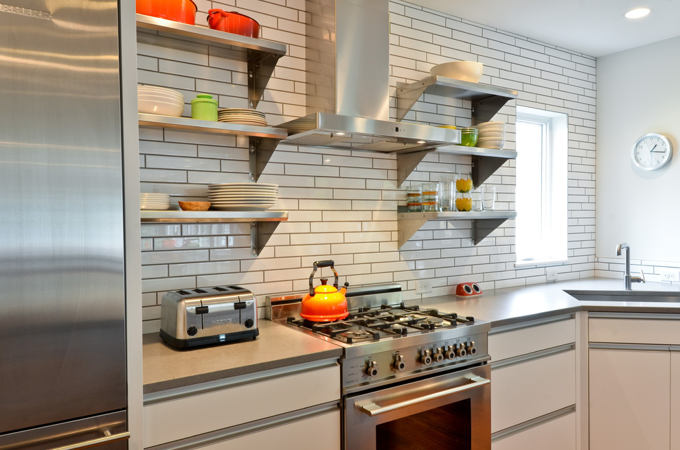 Moderne Küche mit Küchengeräten aus Edelstahl in Minneapolis