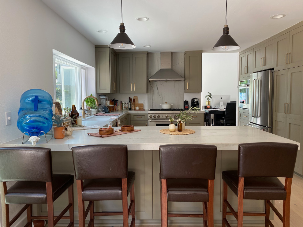 Foto di una cucina nordica di medie dimensioni con lavello sottopiano, ante in stile shaker, ante grigie, top in quarzite, elettrodomestici in acciaio inossidabile, parquet chiaro e top bianco