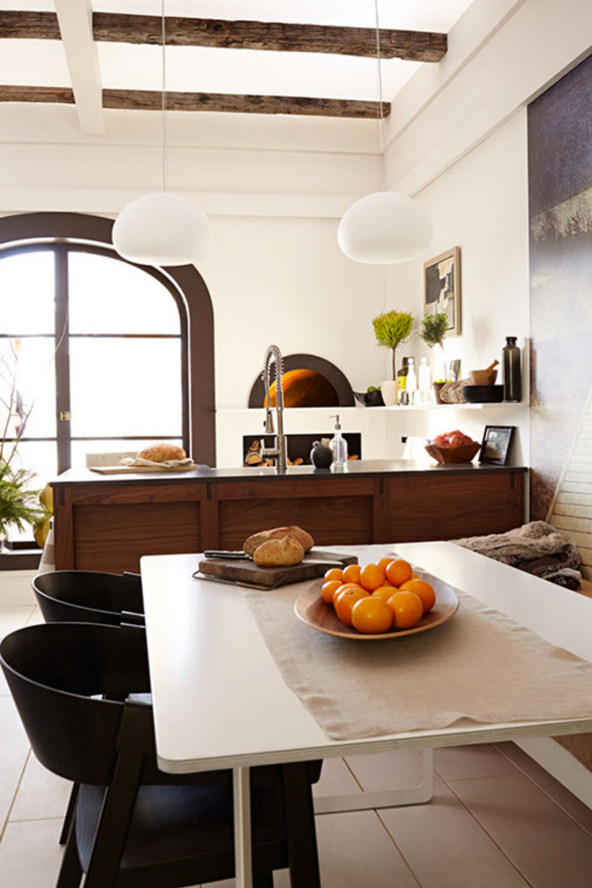 Foto på ett mellanstort funkis kök och matrum, med en rustik diskho, släta luckor, skåp i mellenmörkt trä, bänkskiva i kvarts, brunt stänkskydd, stänkskydd i sten, rostfria vitvaror, målat trägolv och en köksö