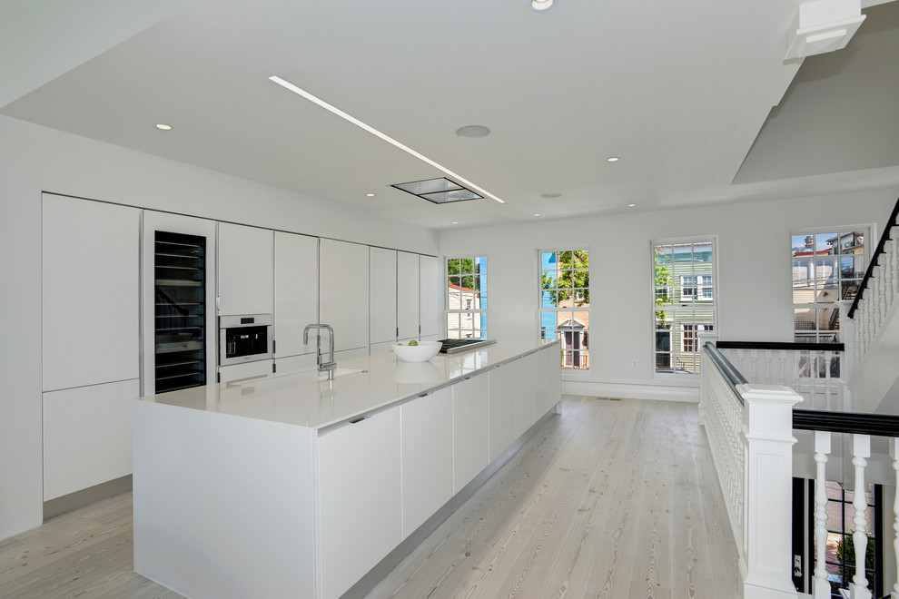 Exempel på ett stort minimalistiskt linjärt kök med öppen planlösning, med bänkskiva i kvarts och en köksö