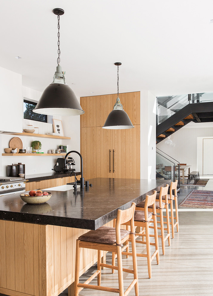 Идея дизайна: угловая кухня в современном стиле с коричневыми фасадами и островом