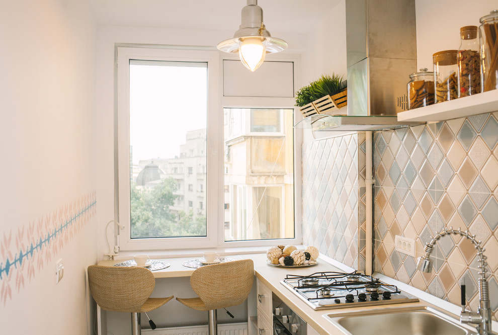 Immagine di una piccola cucina scandinava con lavello da incasso, paraspruzzi multicolore, paraspruzzi con piastrelle in ceramica e elettrodomestici in acciaio inossidabile
