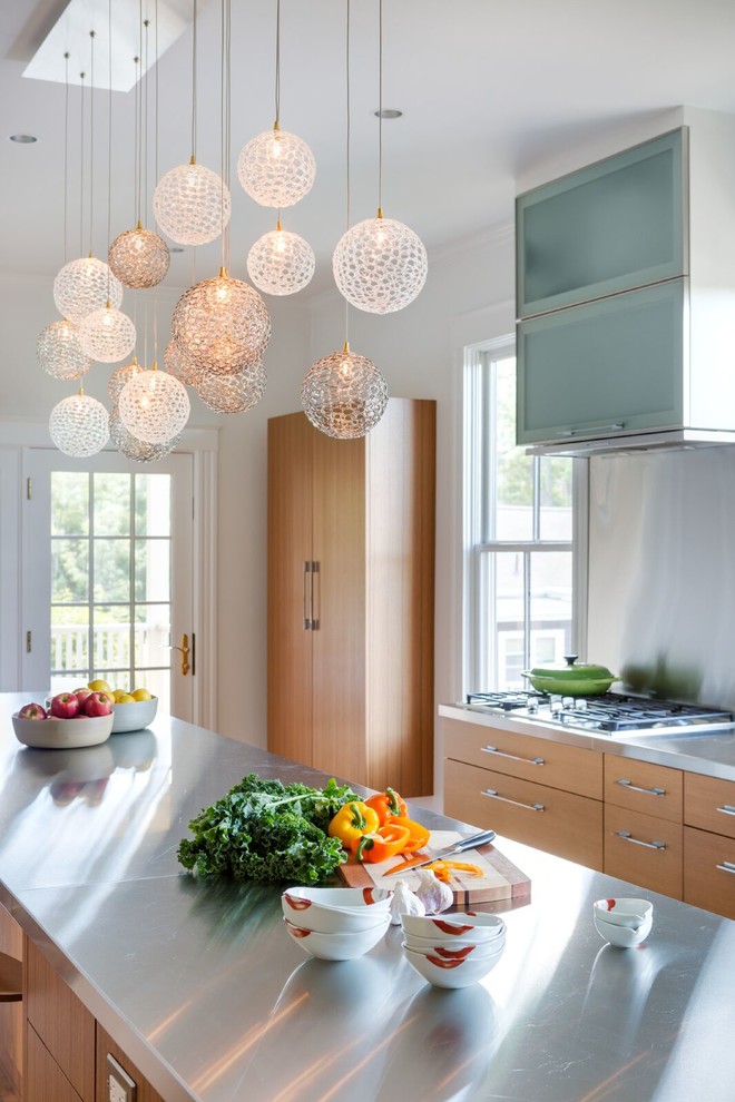 Esempio di una cucina scandinava con ante lisce, ante in legno chiaro, top in cemento, parquet chiaro e pavimento marrone