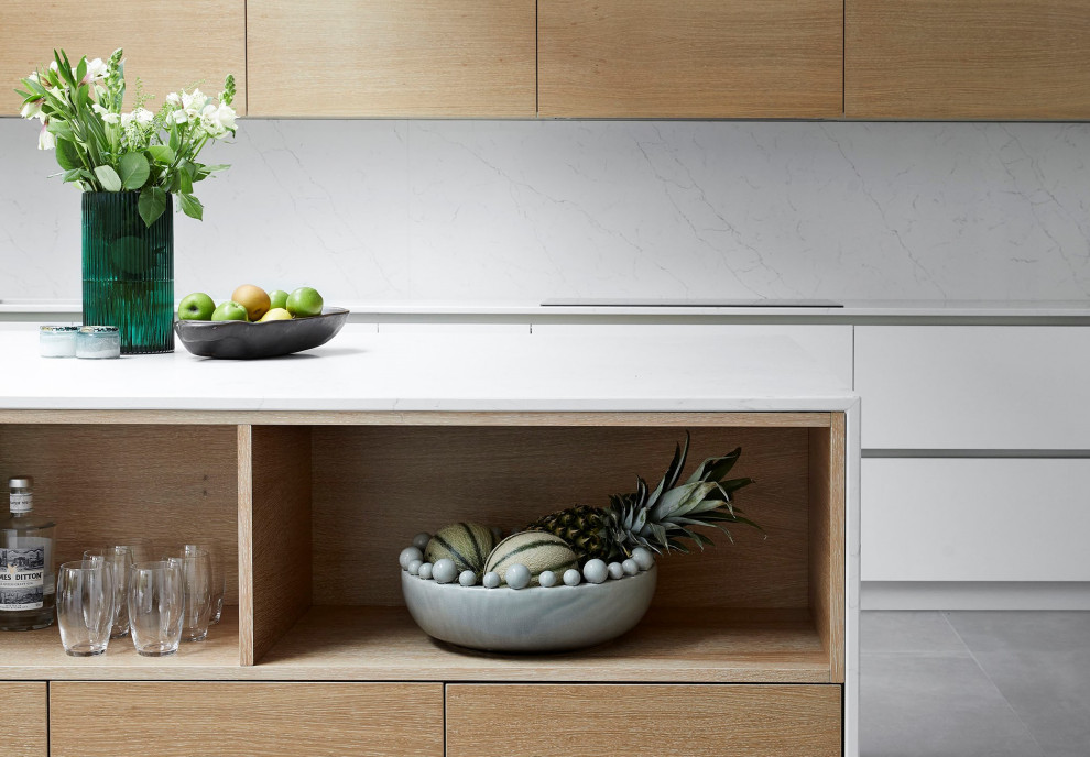 Foto di un'ampia cucina scandinava con lavello a doppia vasca, ante lisce, ante bianche, top in quarzite, paraspruzzi bianco, pavimento in gres porcellanato, pavimento grigio e top bianco