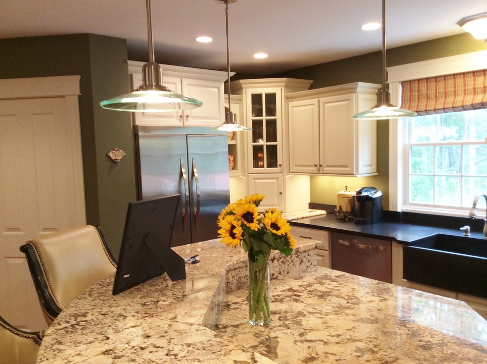 Foto di una grande cucina chic con lavello stile country, ante bianche, top in granito, elettrodomestici in acciaio inossidabile e pavimento con piastrelle in ceramica