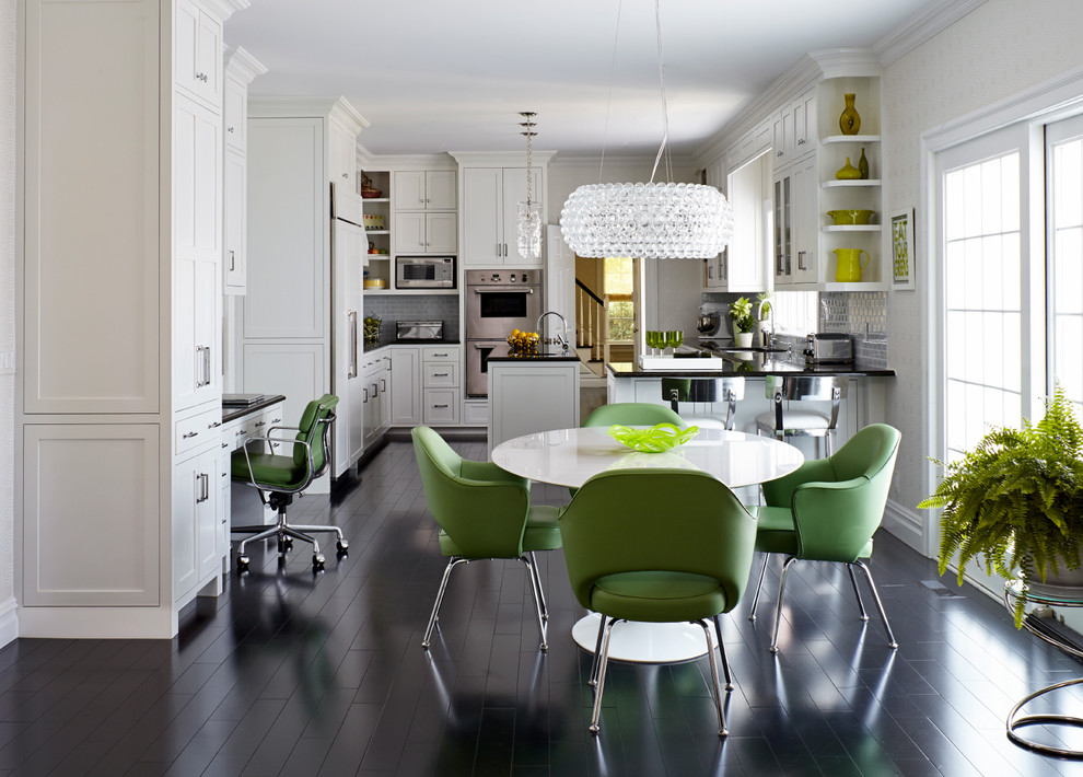 Große Moderne Wohnküche mit flächenbündigen Schrankfronten, weißen Schränken, Granit-Arbeitsplatte, Küchenrückwand in Weiß, Küchengeräten aus Edelstahl, dunklem Holzboden und Kücheninsel in New York