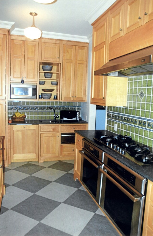 Foto på ett stort vintage kök, med en rustik diskho, luckor med infälld panel, skåp i mellenmörkt trä, bänkskiva i kalksten, grönt stänkskydd, stänkskydd i keramik, rostfria vitvaror, linoleumgolv och en köksö