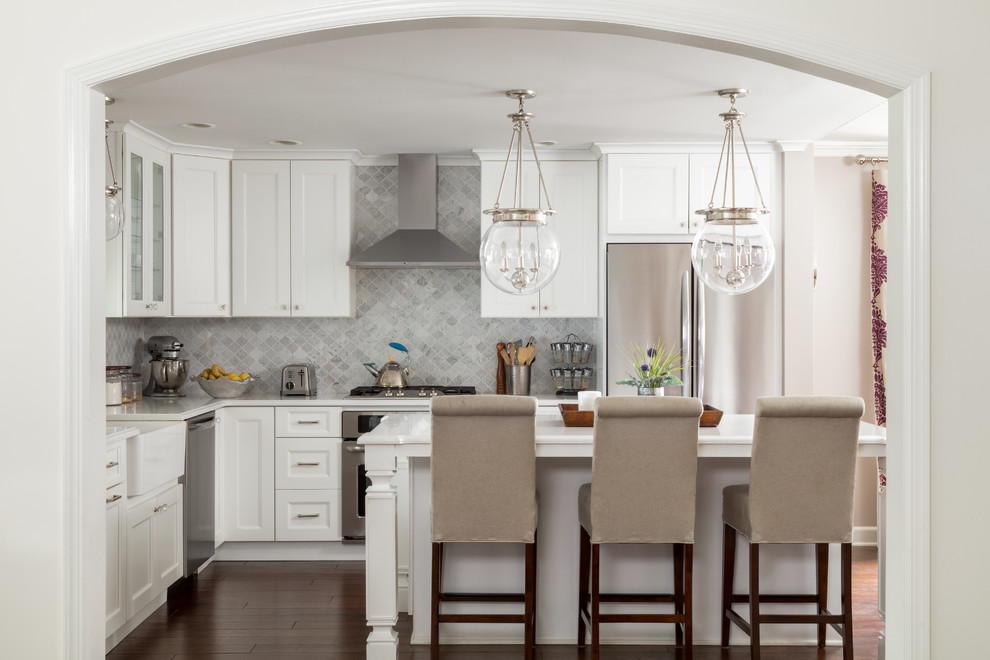 Idéer för ett stort modernt vit kök, med en rustik diskho, luckor med infälld panel, vita skåp, granitbänkskiva, grått stänkskydd, stänkskydd i marmor, rostfria vitvaror, bambugolv, en köksö och brunt golv