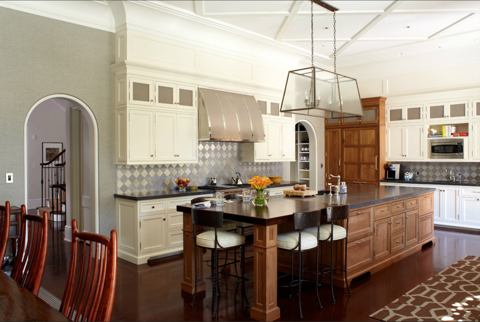 Idéer för att renovera ett mycket stort medelhavsstil kök, med en köksö, en undermonterad diskho, luckor med infälld panel, marmorbänkskiva, stänkskydd med metallisk yta, stänkskydd i metallkakel och mellanmörkt trägolv