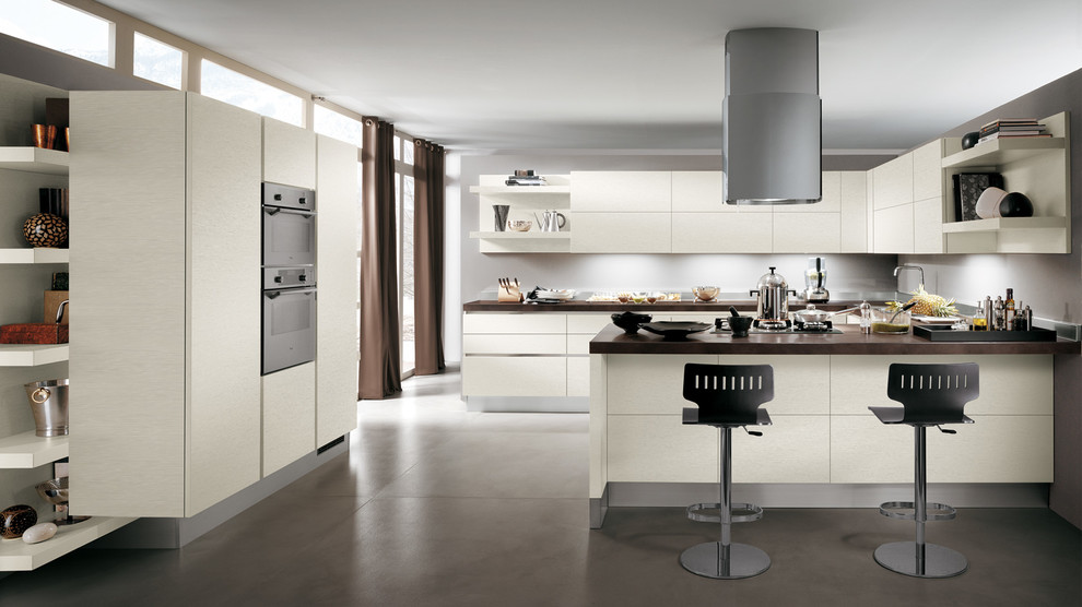 Exempel på ett stort modernt kök, med en dubbel diskho, luckor med upphöjd panel, vita skåp, bänkskiva i kvarts, rostfria vitvaror, betonggolv och en halv köksö